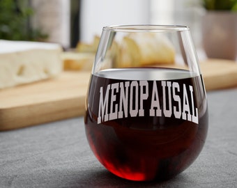 Copa de vino sin tallo estilo universitario para la menopausia, regalo de concientización sobre la menopausia, copa de vino divertida para la menopausia, regalo de menopausia para mujeres, amantes del vino
