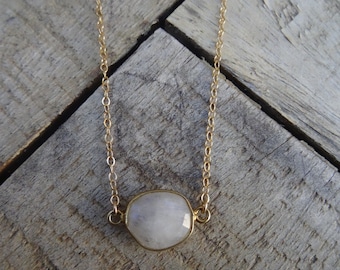 Collar de piedra lunar de oro