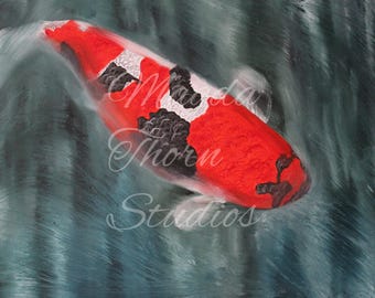 Pode incluir: Um peixe koi vermelho, branco e preto nada em água azul escura e verde. O peixe é pintado em um estilo realista.