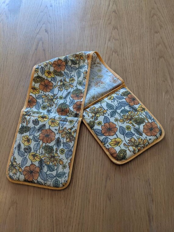 Lovely vintage floral pattern oven gloves unused