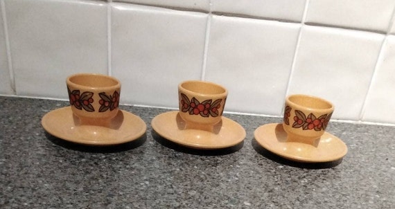 Set of 3 retro plastic egg cups