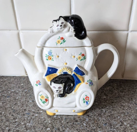 Lovely Wade ceramic cat tea pot