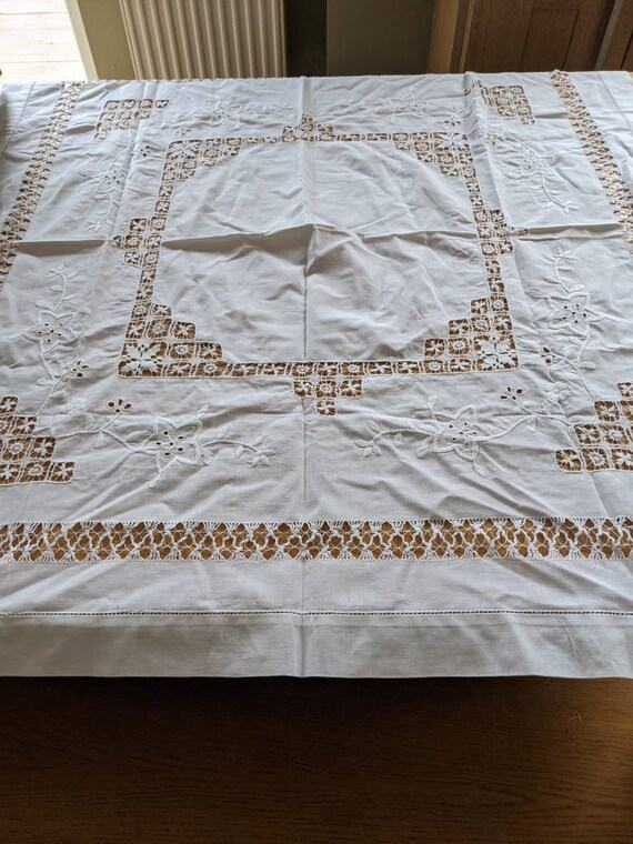 lovely vintage White lace tablecloth