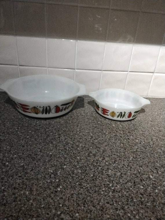 Lovely Kitsch Pair of Pyrex Serving Dishes