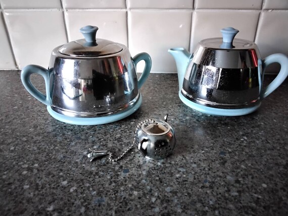 Retro Teapot and Sugar Pot
