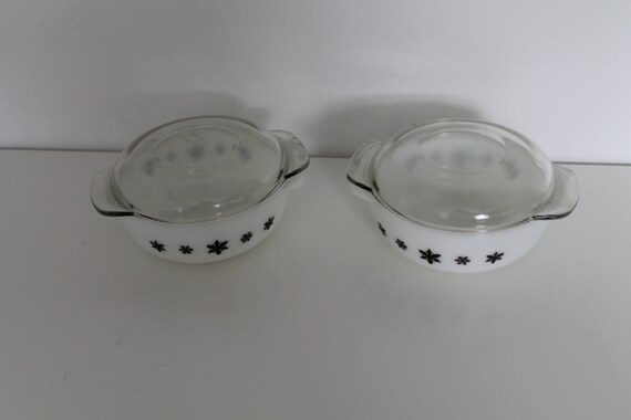 Set of Pyrex Gaiety Snowflake Pattern Lidded Casserole Dishes