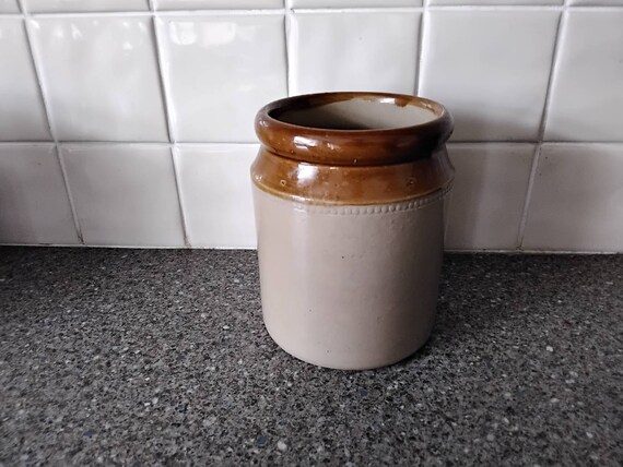 Earthenware storage jar / pot