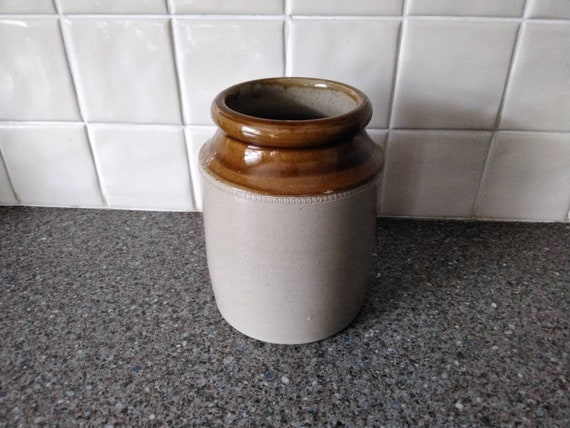Earthenware storage jar / pot
