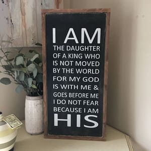 Wall hanging / Powerful quotes / Framed wood sign i am the daughter of a king distressed sign on reclaimed wood framed / home decor image 1