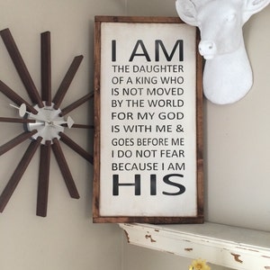 Wall hanging / Powerful quotes / Framed wood sign i am the daughter of a king distressed sign on reclaimed wood framed / home decor image 2