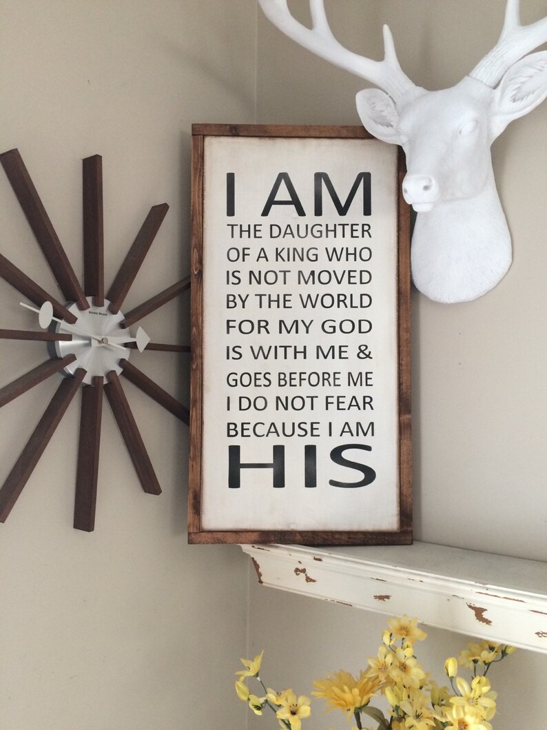 Wall hanging / Powerful quotes / Framed wood sign i am the daughter of a king distressed sign on reclaimed wood framed / home decor image 2