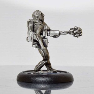 Sci Fi Miniature - Tattoo Artist - 28mm Unpainted - STF01