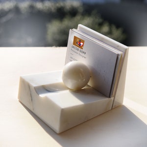 CARDBALL - Se stai cercando un regalo originale e di classe, potresti considerare un porta biglietti in marmo statuario di Carrara.