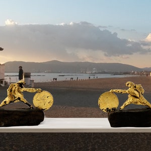 The little girl with the rim-bronze sculpture,