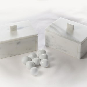 A stylish and elegant wedding favors box en Calacatta  gold marble