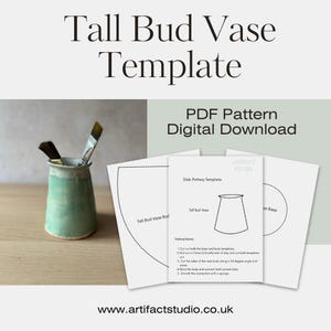 Könnte beinhalten: Eine grüne Keramik-Blumenvase mit zwei Pinseln darin, neben einem Stapel weißer Papiervorlagen. Die Vorlagen sind für eine hohe Blumenvase, mit dem Text "Tall Bud Vase Template" und "PDF Pattern Digital Download". Die Website-Adresse lautet www.artifactstudio.co.uk.