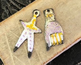 OOAK hand- en sterbedels, ster 25 mm, hand 22 mm hoog, handbeschilderd, wit/lila/geel, handgemaakte sieraden, ambachtelijk, uniek kleurrijk tinnen