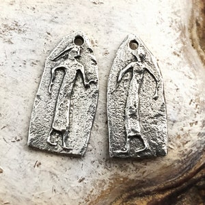 Amuletos de figuras, estilo primitivo, amuletos de pendientes hechos a mano, antiguo, brillante, fabricación de joyas, pulido, arte rupestre, joyería, peltre, metal imagen 3