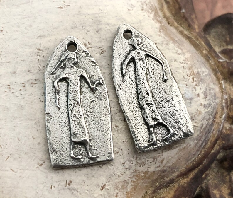 Amuletos de figuras, estilo primitivo, amuletos de pendientes hechos a mano, antiguo, brillante, fabricación de joyas, pulido, arte rupestre, joyería, peltre, metal imagen 2