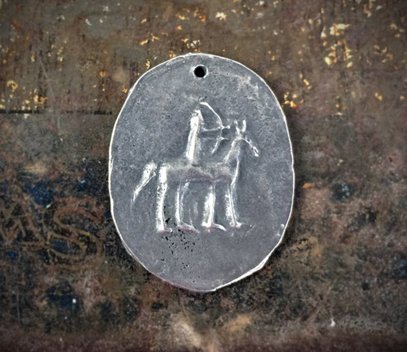 Horse pendant in fine embroidery under cabochon with adjustable leather lace.