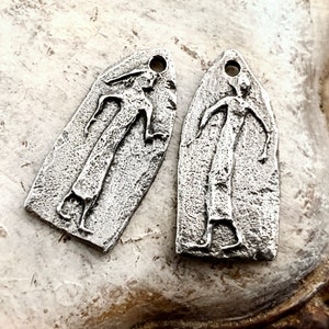 Amuletos de figuras, estilo primitivo, amuletos de pendientes hechos a mano, antiguo, brillante, fabricación de joyas, pulido, arte rupestre, joyería, peltre, metal imagen 1