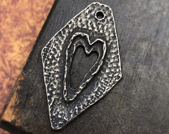 Colgante rústico en forma de corazón, componentes artesanales para la fabricación de joyas, único y diferente, peltre fundido a mano - 235-PD