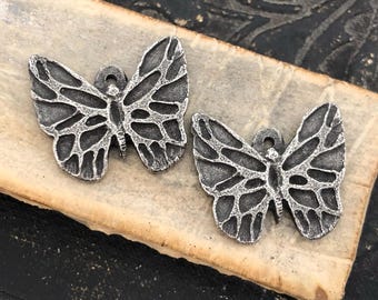 Dijes de mariposa con acabado envejecido, hechos a mano, artesanales, componentes para la fabricación de joyas, peltre fundido a mano, metal plateado, suministros