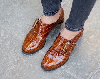 Glänzende braune Mönchsschuhe, stylische Krokodilschuhe, handgemachte Runde Fersenschuhe, Damen feine Lederschuhe