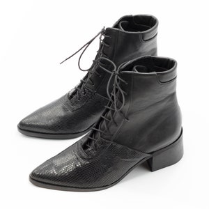 Womens Black Snake Leather Lace Up Ankle Boots, Comfortable Stylish Pointy Short Boots zdjęcie 2