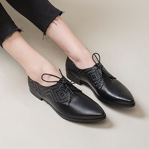 Oxford nere, Scarpe Oxford da donna, Scarpe stringate, Scarpe da ufficio formali, Scarpe in pelle piatta nera, Scarpe Oxford casual immagine 1