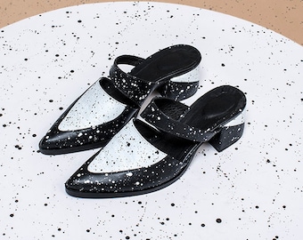 Mulas blancas negras, mulas hechas a mano, sandalias de fiesta divertidas para mujeres, zapatos de verano, mulas de cuero, mulas puntiagudas, elegantes slip ons