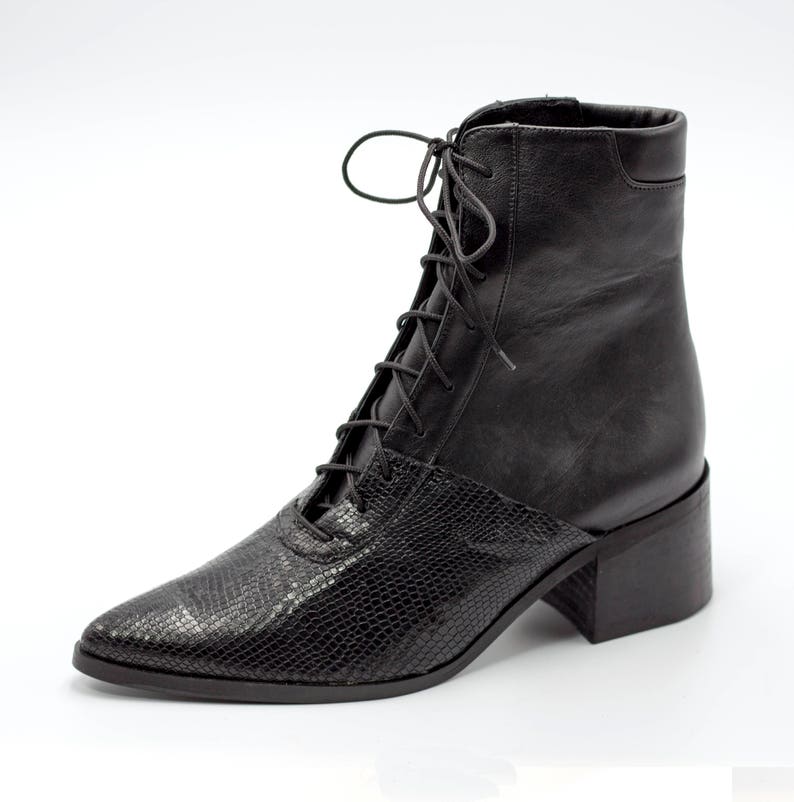 Womens Black Snake Leather Lace Up Ankle Boots, Comfortable Stylish Pointy Short Boots zdjęcie 6