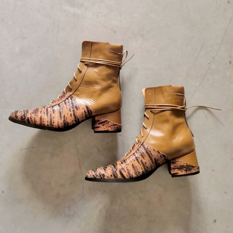 Womens Brown Snake Leather Lace Up enkellaarzen, comfortabele stijlvolle puntige korte laarzen, handgemaakte schoenen, bedrukte quartzlaars afbeelding 1