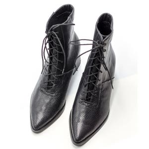 Womens Black Snake Leather Lace Up Ankle Boots, Comfortable Stylish Pointy Short Boots zdjęcie 5