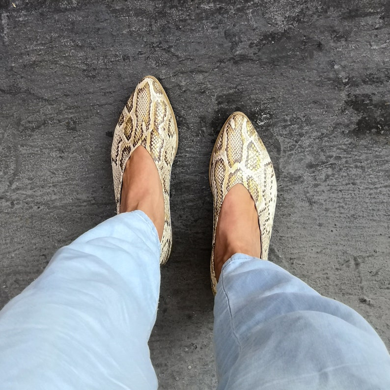 Schlangenleder spitz Leder Wohnungen, elegante stilvolle Frauenschuhe, V geschnitten Ballerina Wohnungen, Slip auf Lederschuhe, trendige echte Lederschuhe Bild 2