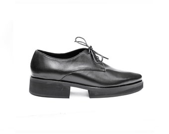 Schwarze Leder Plateau Heels Oxfords, Stilvolle Spitzenschuhe für Frauen, Schnürschuhe Oxfords, modische Büroschuhe