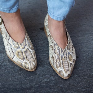 Schlangenleder spitz Leder Wohnungen, elegante stilvolle Frauenschuhe, V geschnitten Ballerina Wohnungen, Slip auf Lederschuhe, trendige echte Lederschuhe Bild 1