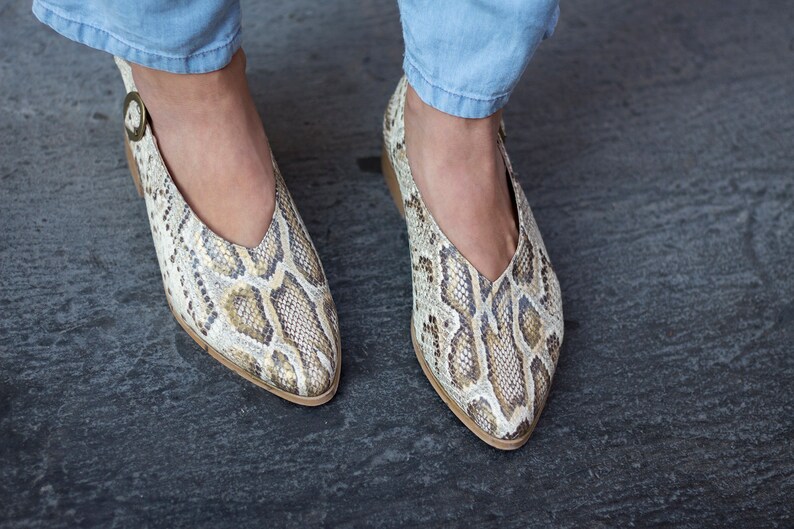 Schlangenleder spitz Leder Wohnungen, elegante stilvolle Frauenschuhe, V geschnitten Ballerina Wohnungen, Slip auf Lederschuhe, trendige echte Lederschuhe Bild 1