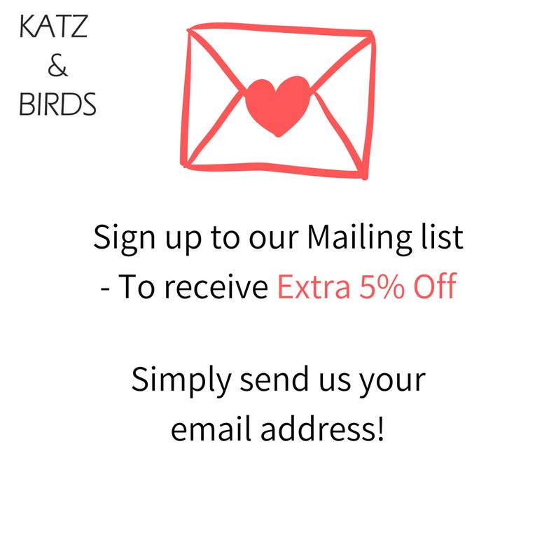 Może przedstawiać: Czerwona koperta z sercem w środku. Tekst brzmi: Katz & Birds. Zapisz się do naszej listy mailingowej - Aby otrzymać dodatkowy rabat 5%. Wyślij nam po prostu sw&oacute;j adres e-mail!