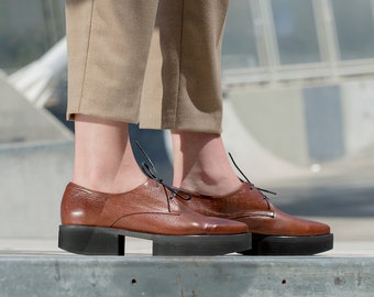 Braune Oxford-Plateau-Schuhe, gewebte Lederschuhe, Frauen Spitzschuh Oxfords, Oxford Heels, einzigartige Fersenschuhe