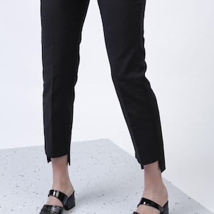 Mules negros formales para mujer, zapatos de punta, zapatos cómodos de cuero, sandalias modernas sin cordones, elegantes mulas negras para oficina y trabajo. imagen 5