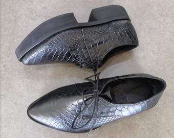Formale Schuhe für Damen, Abendschuhe Flachs, Slip On Schuhe, schwarze Lederschuhe mit Textur, Frauen Lederschuhe mit schwarzer Plattform