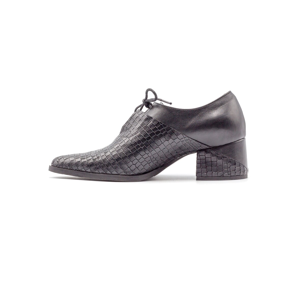Women's Block Heel Oxfords - Mid Heel Brogue Shoes Round Toe Lace Up Classic Style