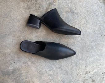 Frauen Leder Pantoletten, schwarze Leder Pantoletten, Ledersandalen, Slip-Ons Frauen, Lederrutschen, Leder Heels, schwarze Schuhe, spitze Zehe mit Absatz