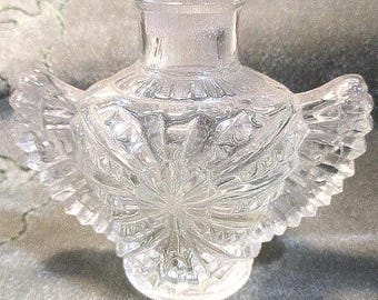 Flacon en verre de parfum vintage, ailes