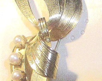 Cultured Pearl Vintage Brooch by Brookcraft
