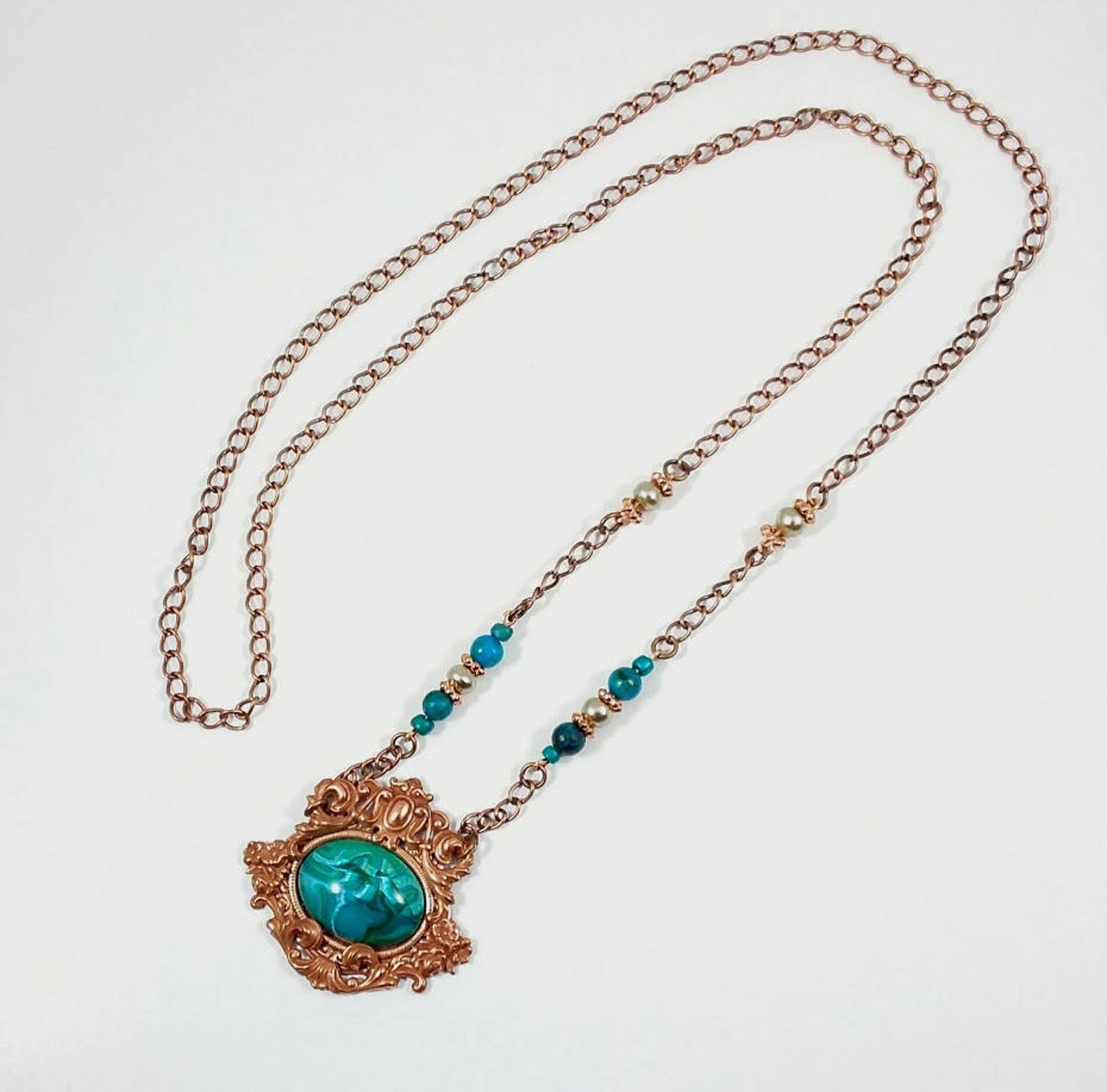 DESIGN Curve - Collier court avec pierres fantaisie incrustées - Doré