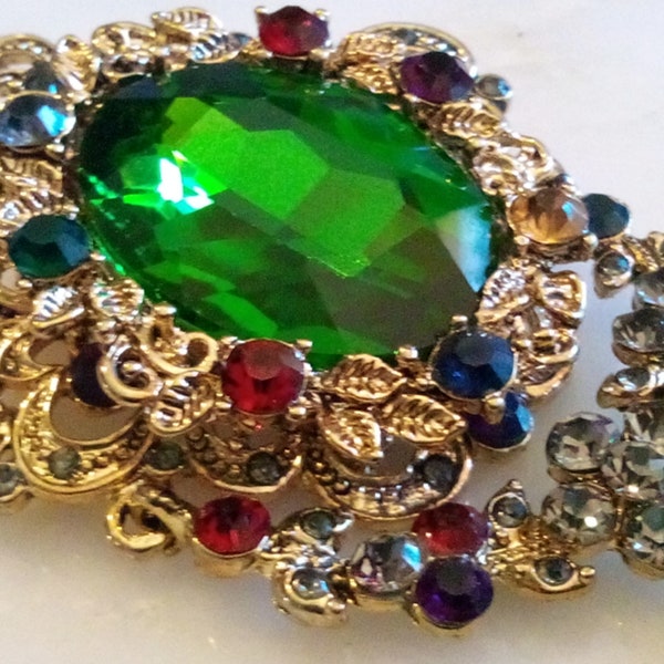 HOLLYWOOD REGENCY BROOCH! Regal Trembler Pin! Dazzling, Radiantly Faceted, Emerald Green & Multicolored Sparkling Crystals. Metal Cutwork!