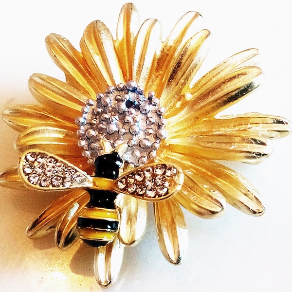 BEE & FLOWER BROOCH! Adorable Enameled Figural, Animal, Insect, Floral Pin/Accessory! Honey Bee! Sunny Flower! Silver Tone Set. Sweet Jewel!