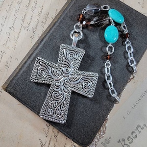 Collar colgante Cowgirl Cross; Collar del Suroeste; Joyería Cristiana; Colgante De cruz Howlite turquesa; Collar de cruz de peltre